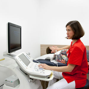 Ultraschall in der Gastroenterologie Ingolstadt: Dr. Stefanie Strobl mit dem modernen Sonographiegerät